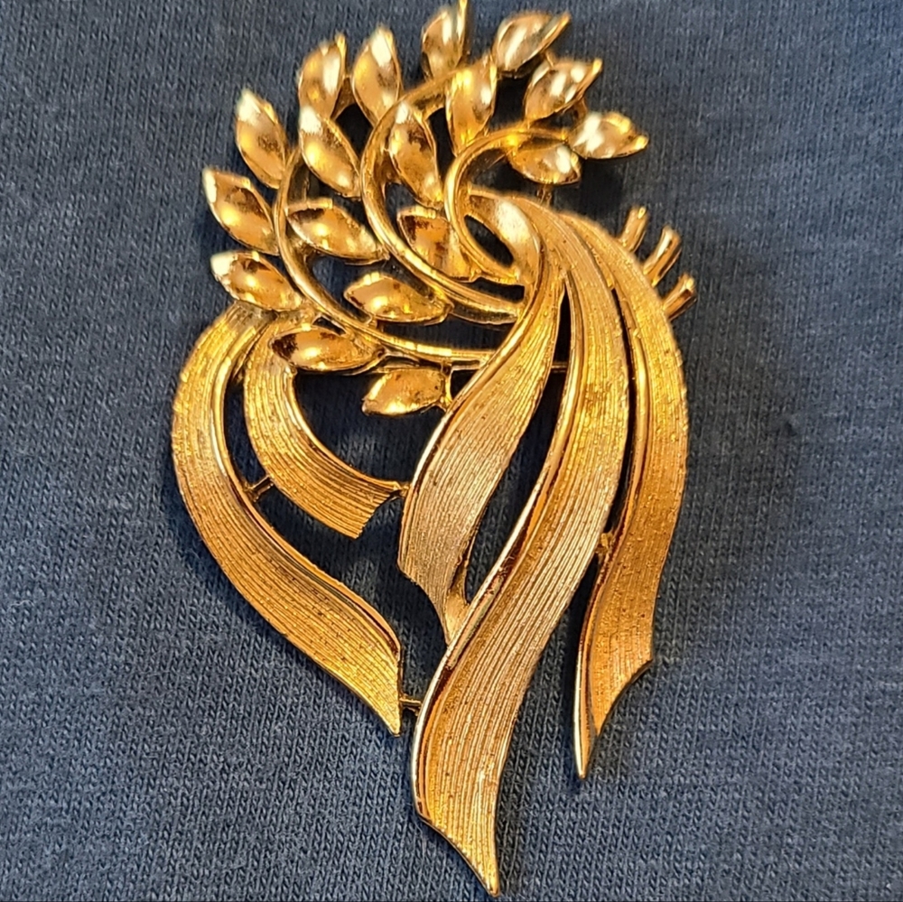 Vintage Signed Lisner Brooch Pin Gold-Tone Leaves Ribbons Mid-Century